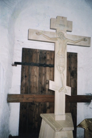 Храм свт. Николая. Поклонный крест. Изготовлен на пожертвования паломников (Ивангородская крепость)