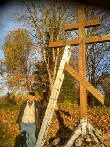 Обновление поклонного креста перед кладбищем